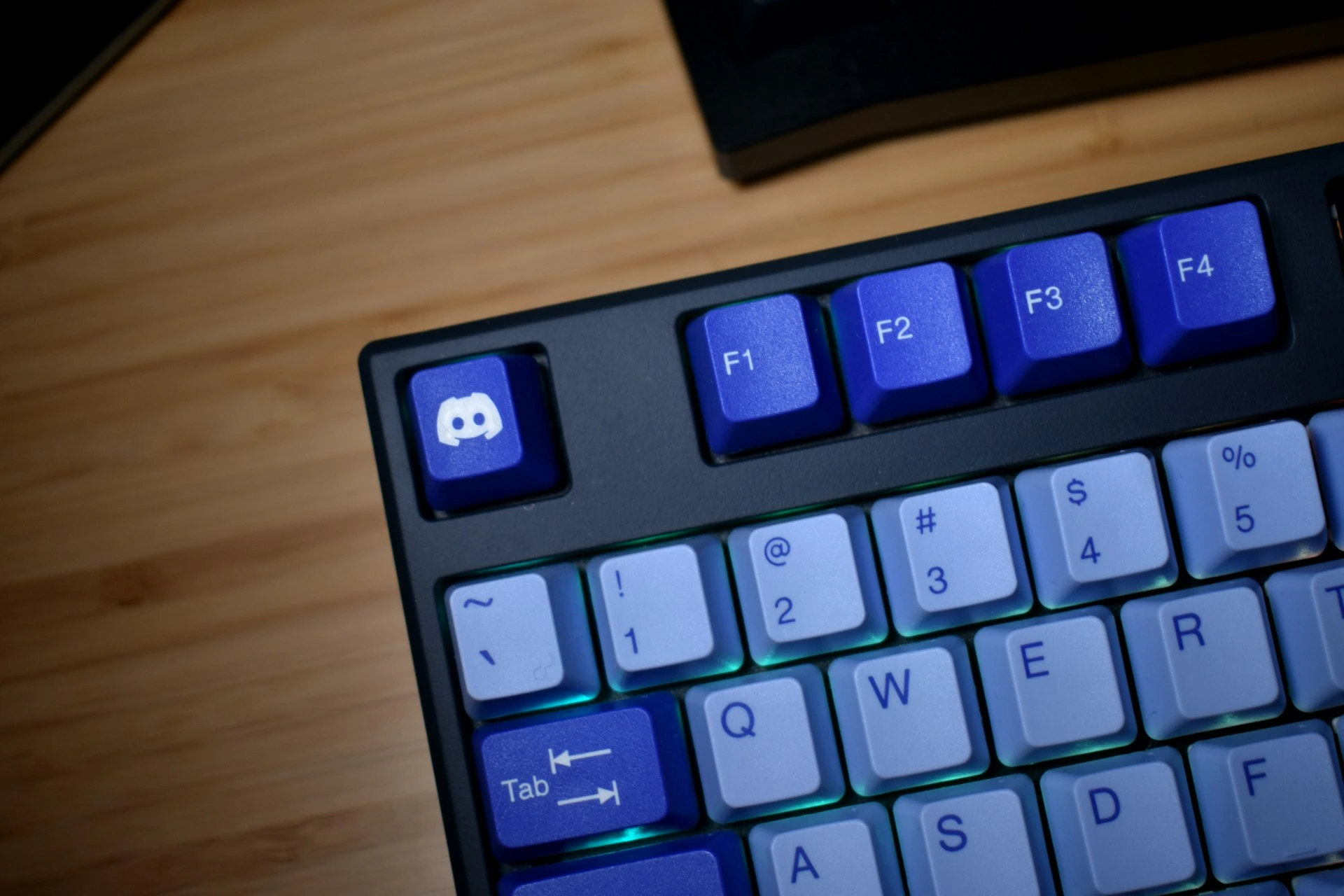 keyboard with a key that displays the Discord logo